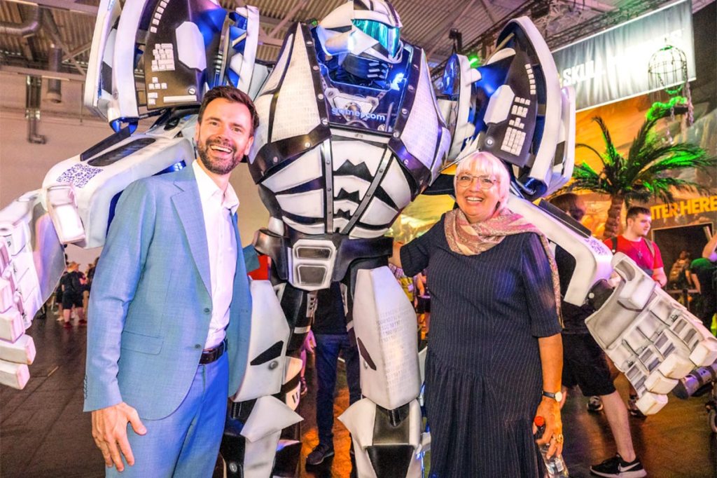 Ein Foto von der Gamescom, mit Felix Falk und Claudia Roth.