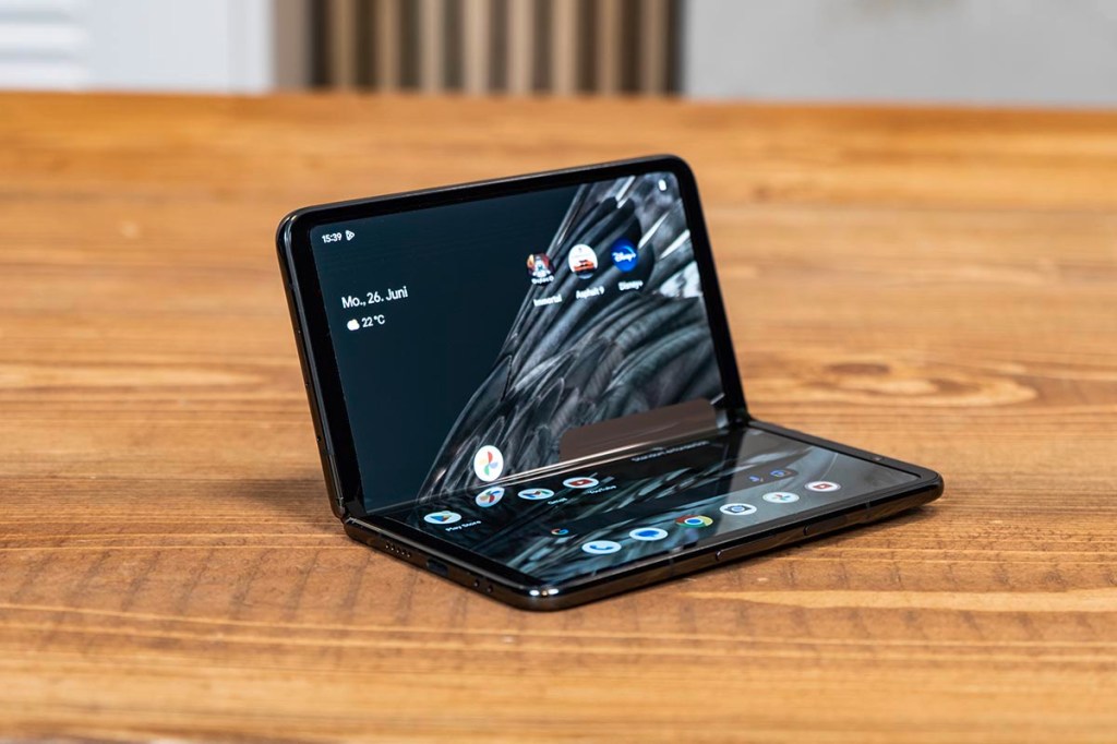 Das Google Pixel Fold steht auf einem Tisch.