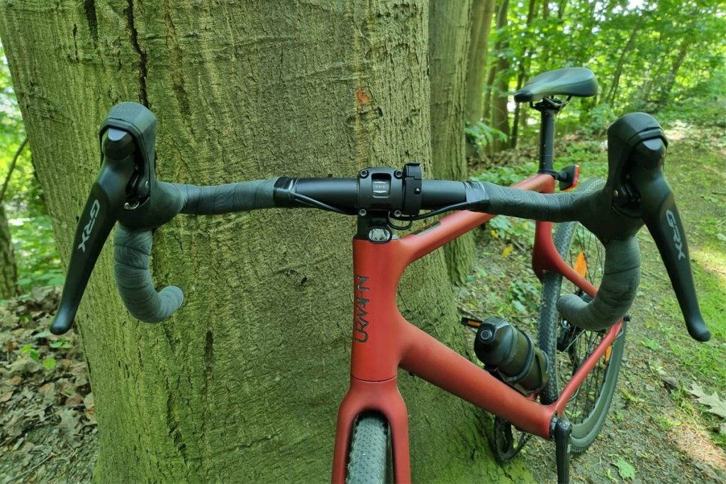 Nahaufnahme des Lenkers des Waldwiesel-E-Bikes von Urwahn