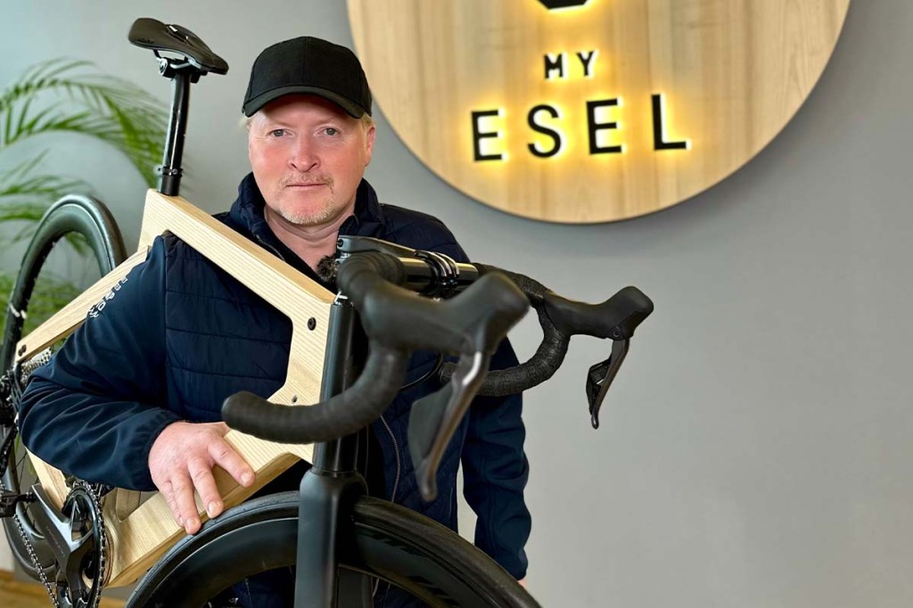 Joey Kelly mit E-Gravelbike von MyEsel auf der Schulter