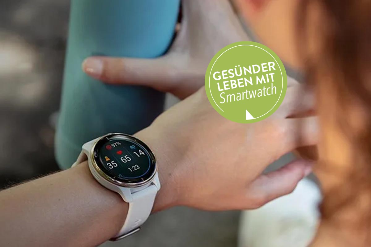 Eine Frau trägt eine Smartwatch am Handgelenk.