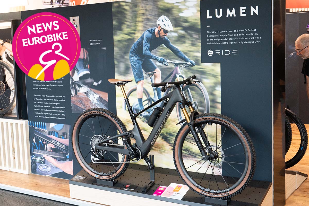 E-Mountainbike steht auf einem Aufsteller, dahinter eine Infowand