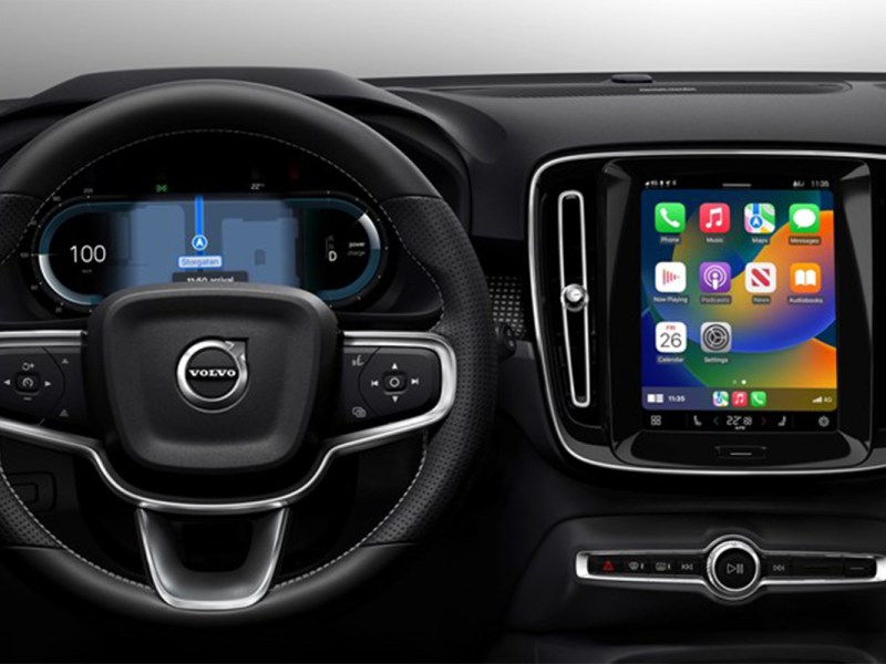 Lenkrad und Bildschirm in einem Fahrzeug von Volvo.