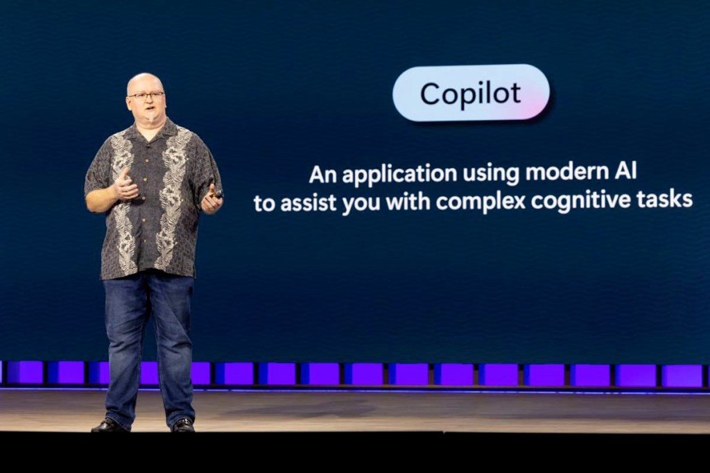 Mann auf der Bühne präsentiert den Windows Copilot.