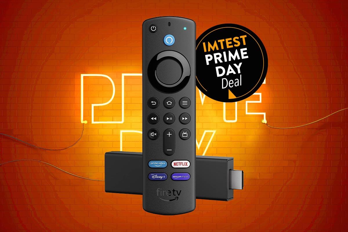 Amazon Fire TV Stick auf orangenem Hintergrund.