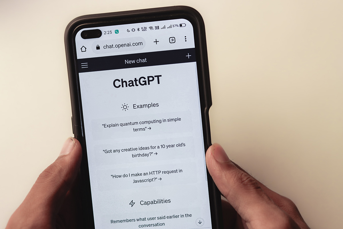 Ein Handy zeigt das Programm ChatGPT.