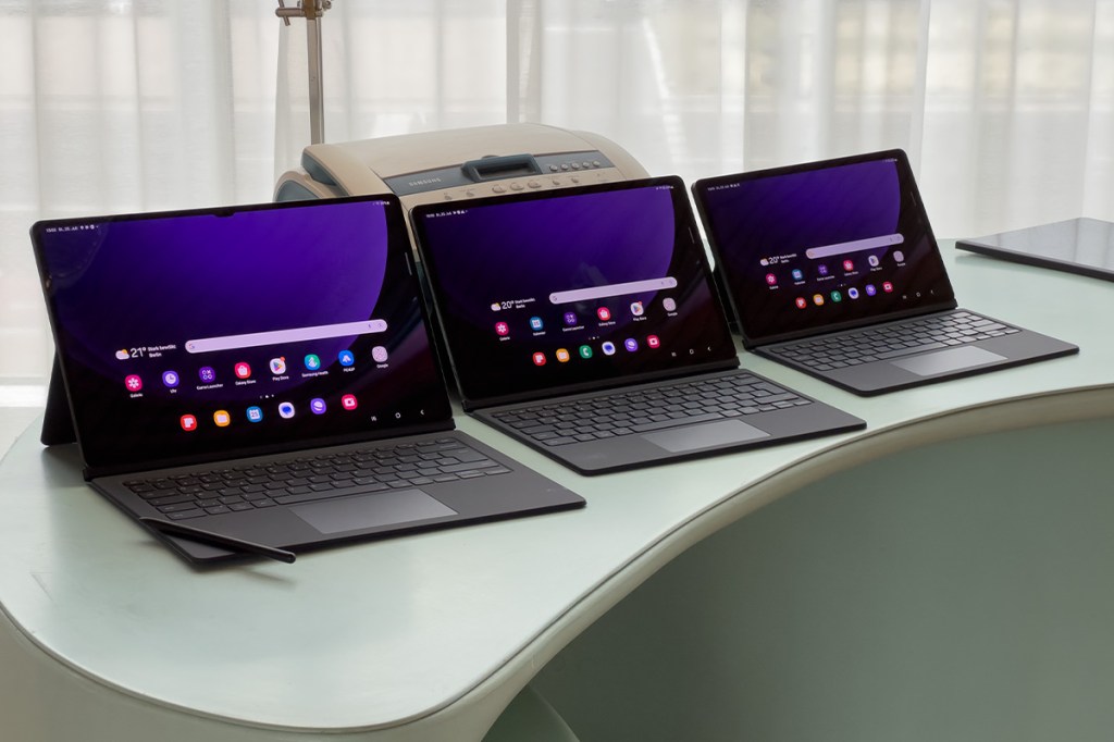 Alle Modelle der Galaxy Tab S9-Serie stehen nebeneinander auf dem Tisch.