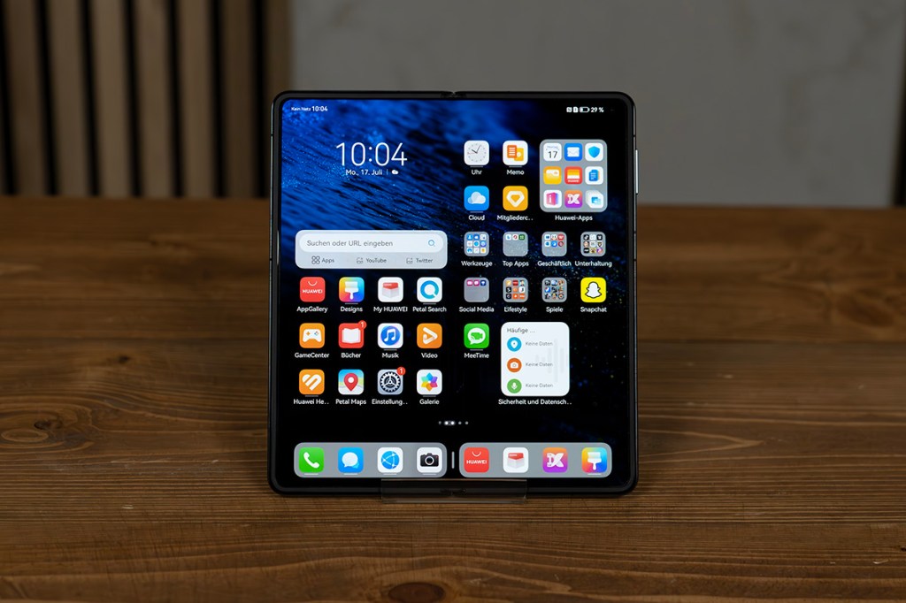 Das Huawei Mate X3 steht auf einem Tisch.