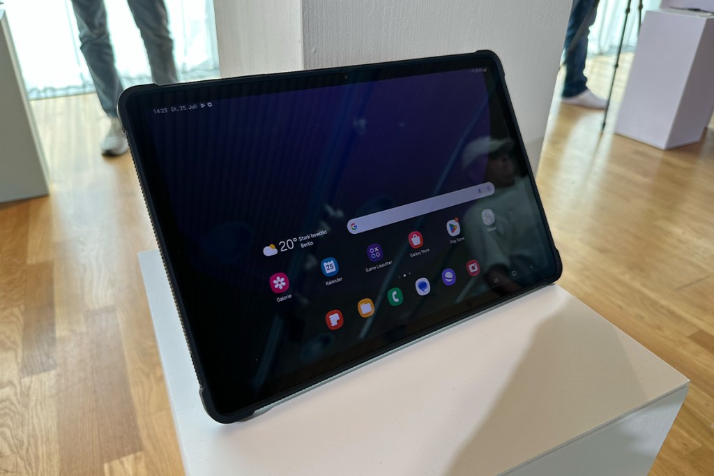 Auf dem Samsung Galaxy Tab S9 Ultra sind Fingerabdrücke und Spiegelungen zu sehen.