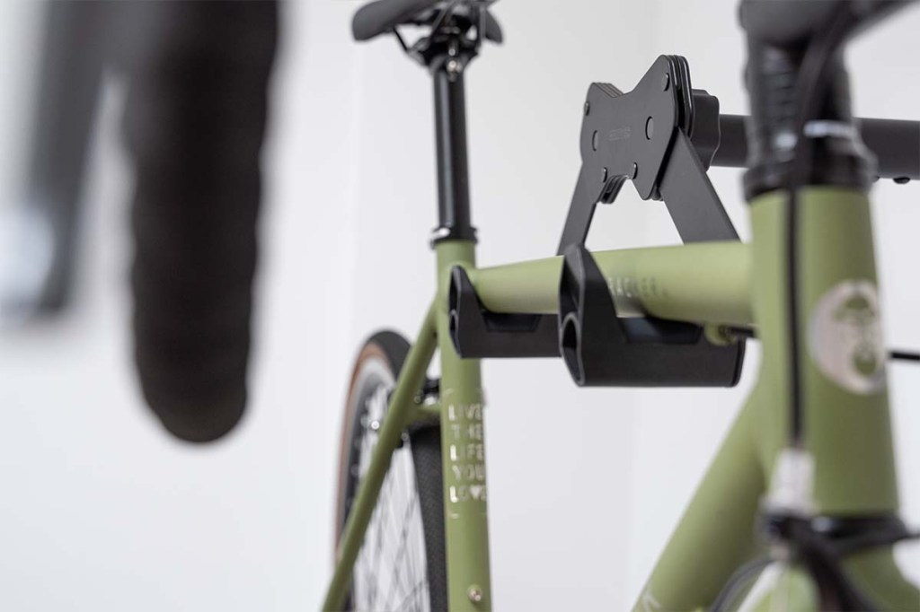 Anschnitt Fahrrad hängt an Wandhalterung von Contec namens smART Hold