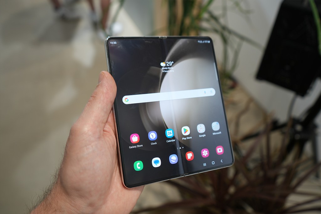 Der Knick beim Samsung Galaxy Z Fold5 ist immer noch klar ersichtlich.