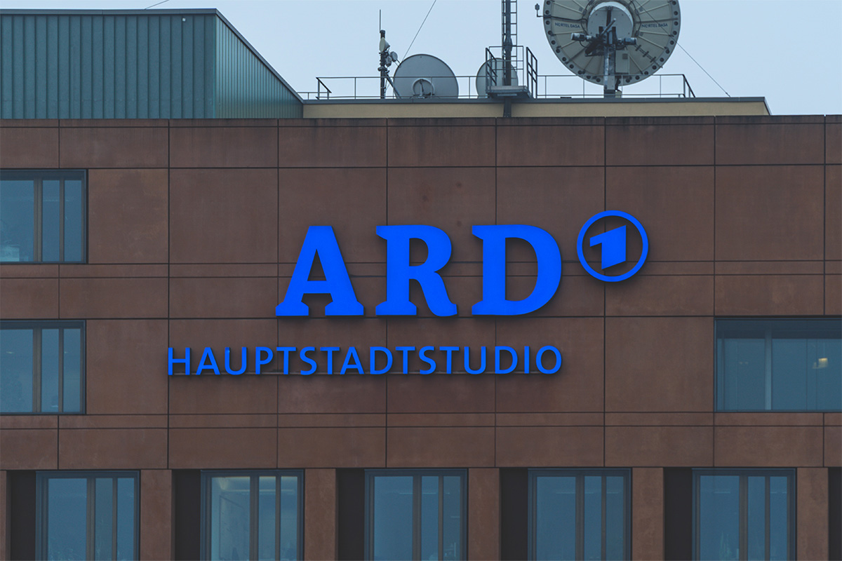 Das Logo des ARD-Hauptstadtstudios an einer Hauswand.