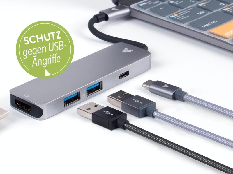 USB-Kabel auf einem weißen Tisch.