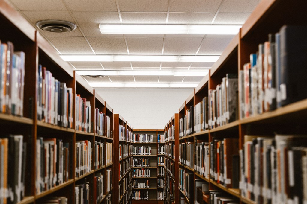 Eine Bibliothek mit Leuchtstofflampen.