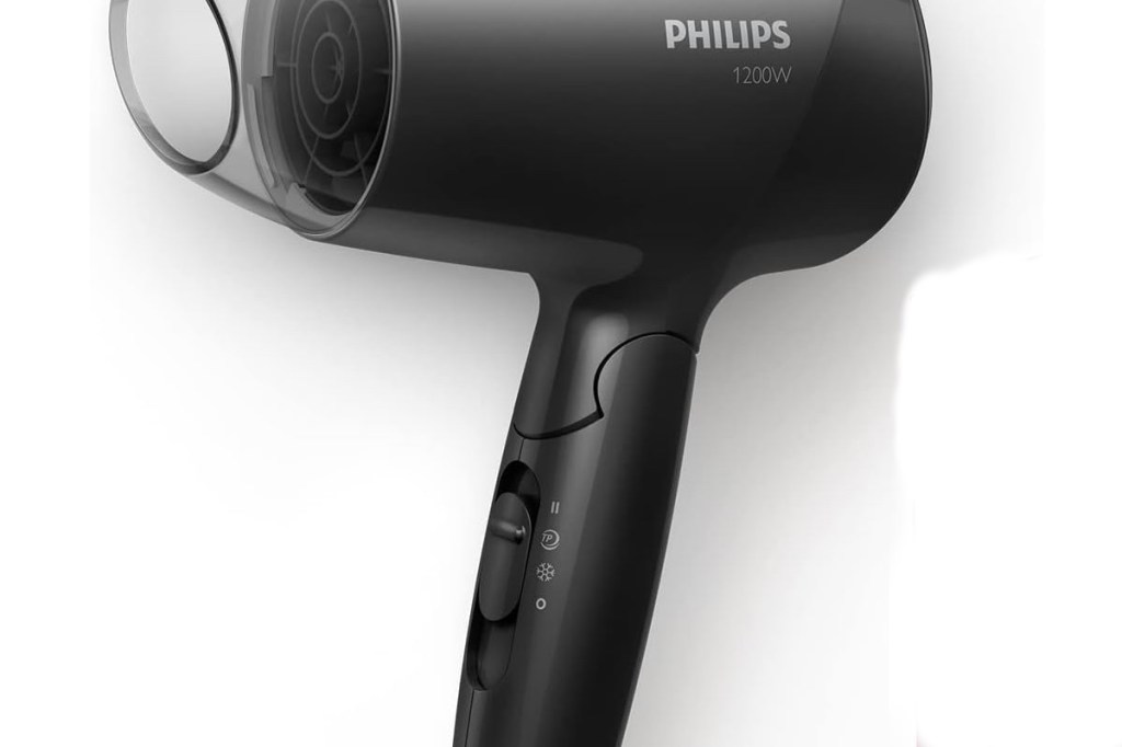 Schwarzer kleiner Reisefön von Philips nicht ganz auf Bild auf weißem Hintergrund mit Schatten