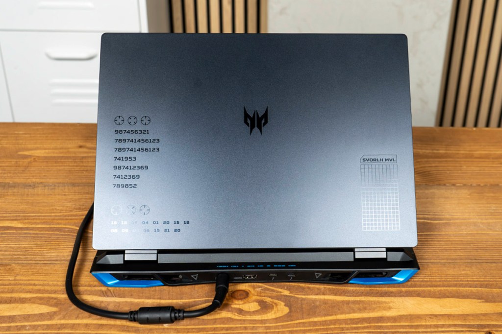 Die Rückseite des aufgeklappten Gaming-Notebooks Acer Predator Helios Neo 16 zeigt blaue Akzente.