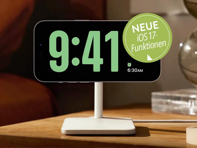 Bild vom iPhone im neuen Standby-Modus. Man sieht eine Digitaluhr auf dem Display.