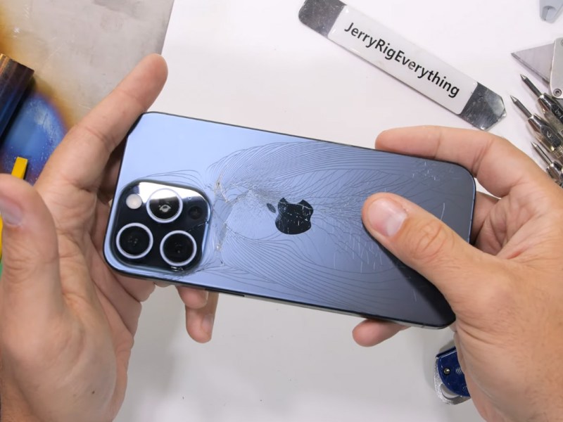 Das iPhone 15 mit gebrochenem Glas