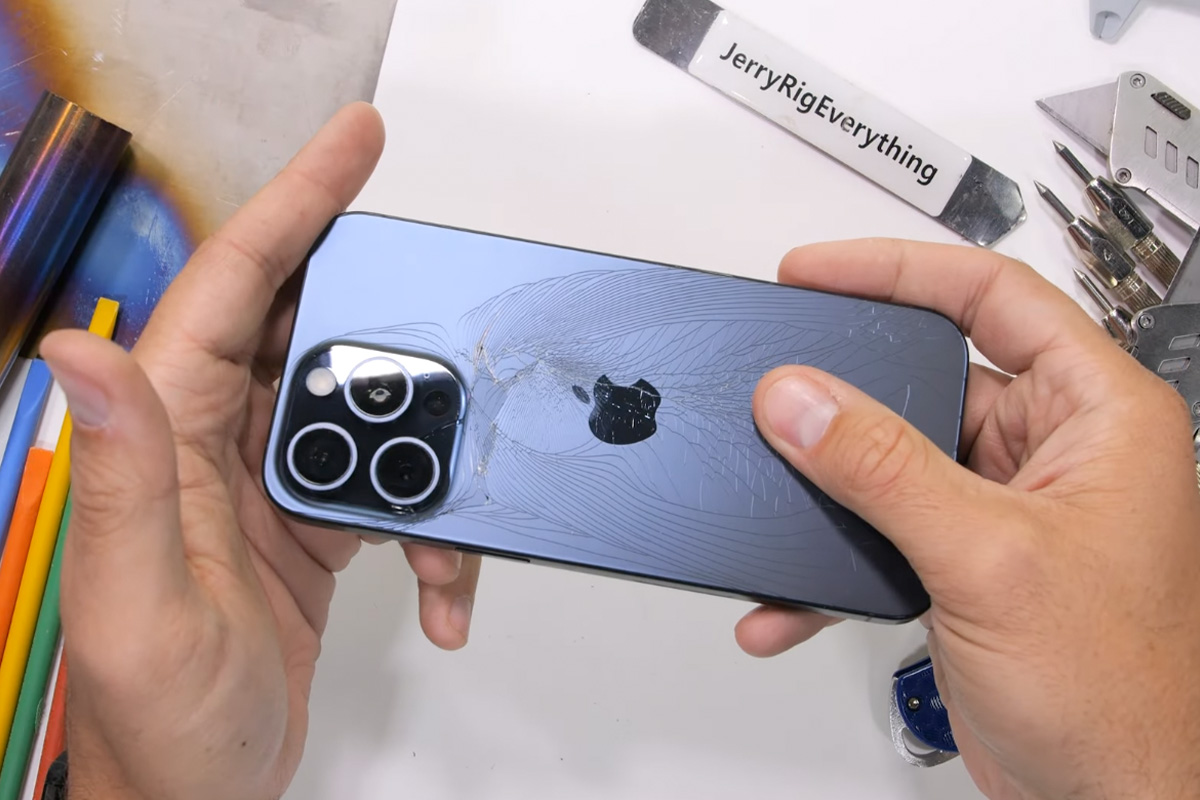 Das iPhone 15 mit gebrochenem Glas