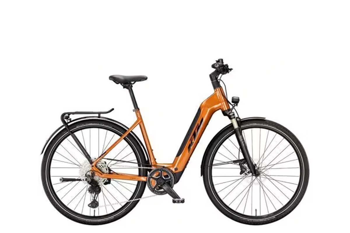 orangenes E-Bike auf weißem Grund