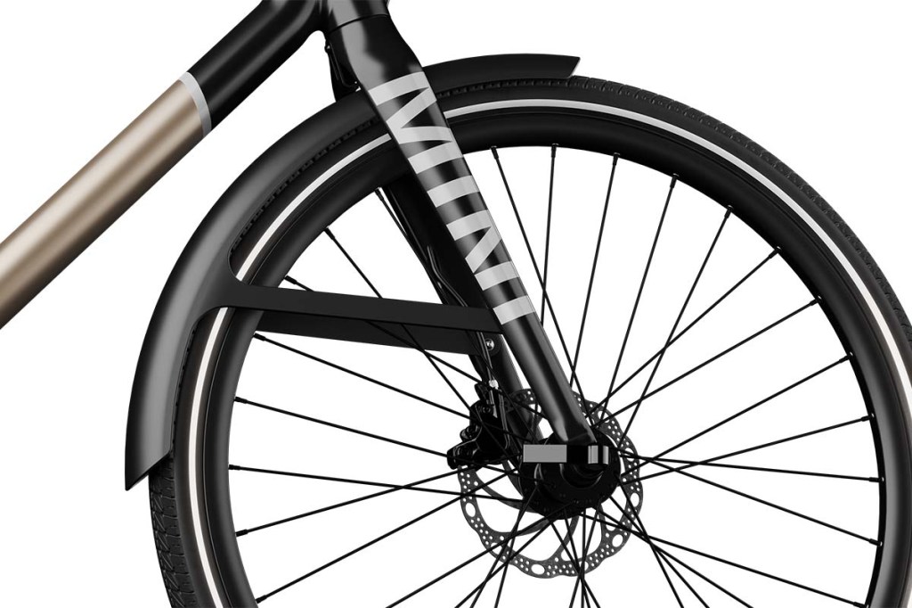 Nahaufnahme Gabel von E-Bike mit Mini-Schriftzug