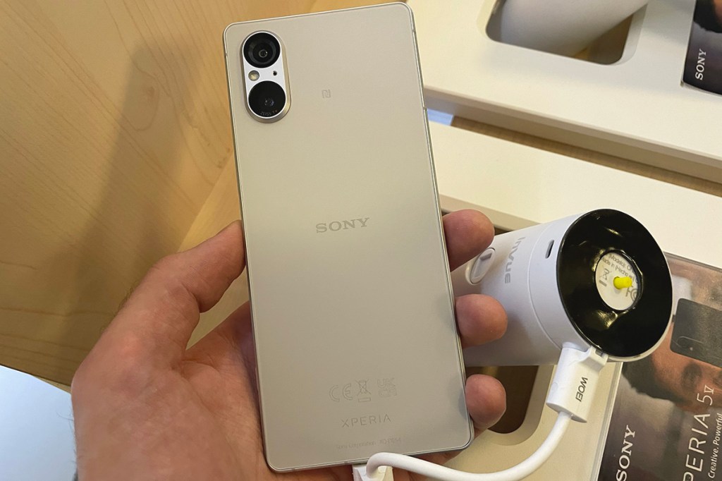 Das Smartphone Xperia 5 V in der Hand des Test-Redakteurs