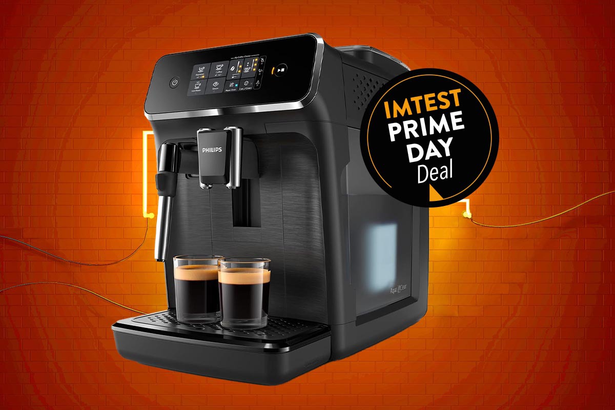 Productshot Kaffeevollautomat auf rotem Hintergrund mit Prime Day Button