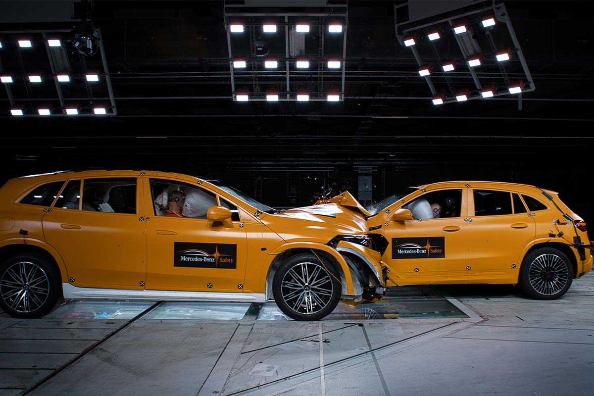 Zwei gelbe Autos nach einem Crashtest, wie sie frontal ineinander gefahren sind