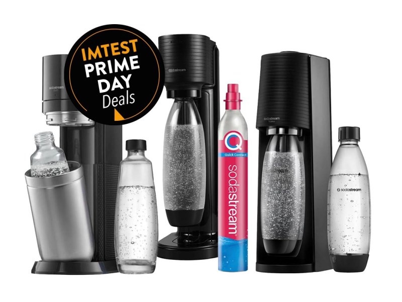 Drei Wassersprudler von SodaStream nebeneinander auf weißem Hintergrund, dabei der Amazon Prime Button