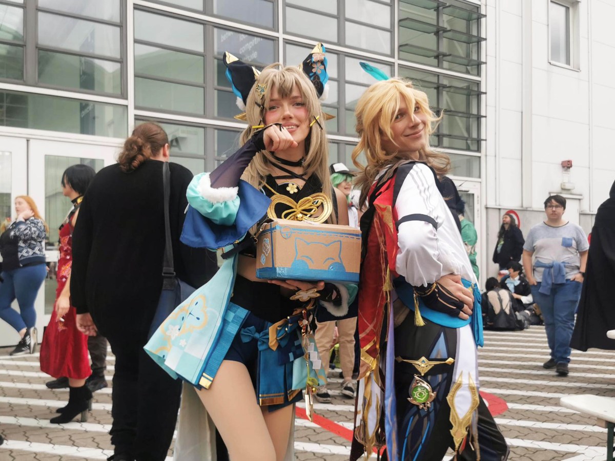 Zwei blonde Cosplays in Elfencapes