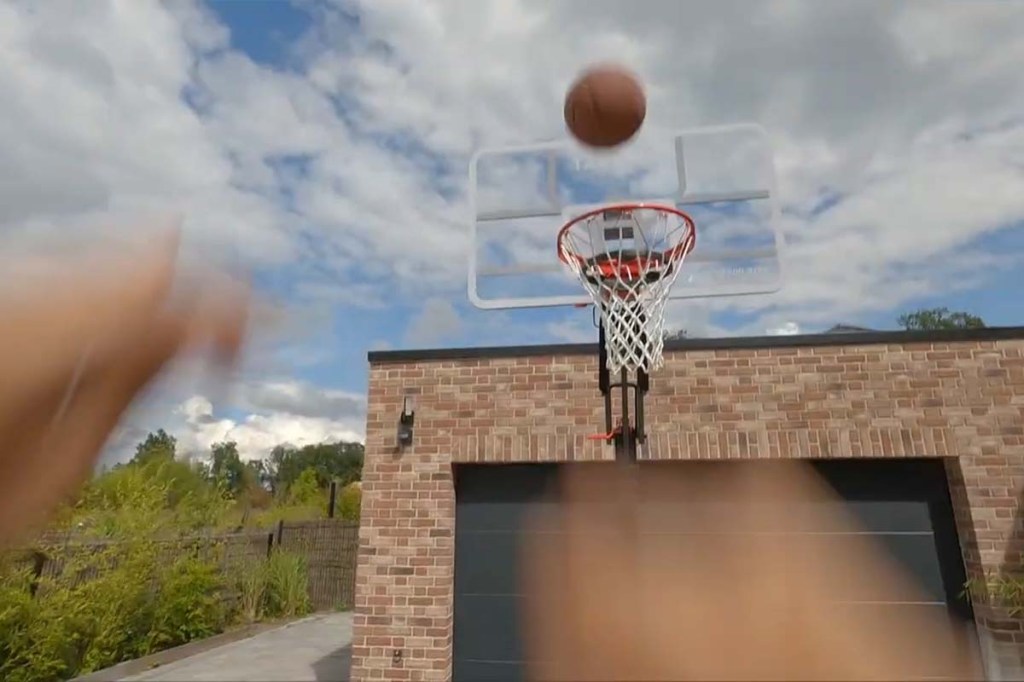 Total Basketballkorb vor einer Garage