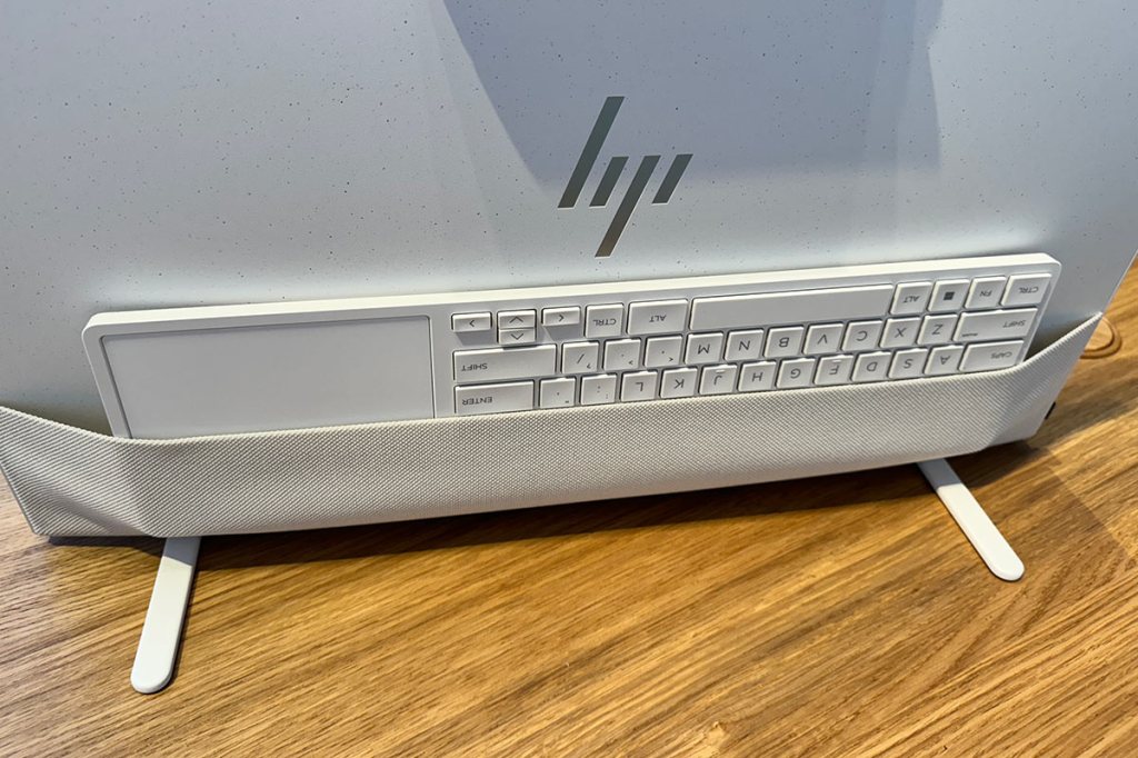 Die Rückseite des All-in-one-Computers HP Envy Home, mit Tastatur-Tasche.