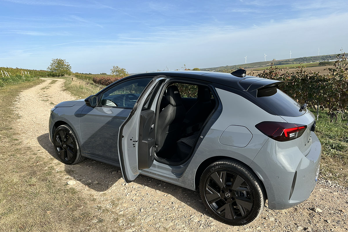 Mit geöffneter Fondtür: Opel E-Corsa mit geöffneter Fahrertür im Weinberg.