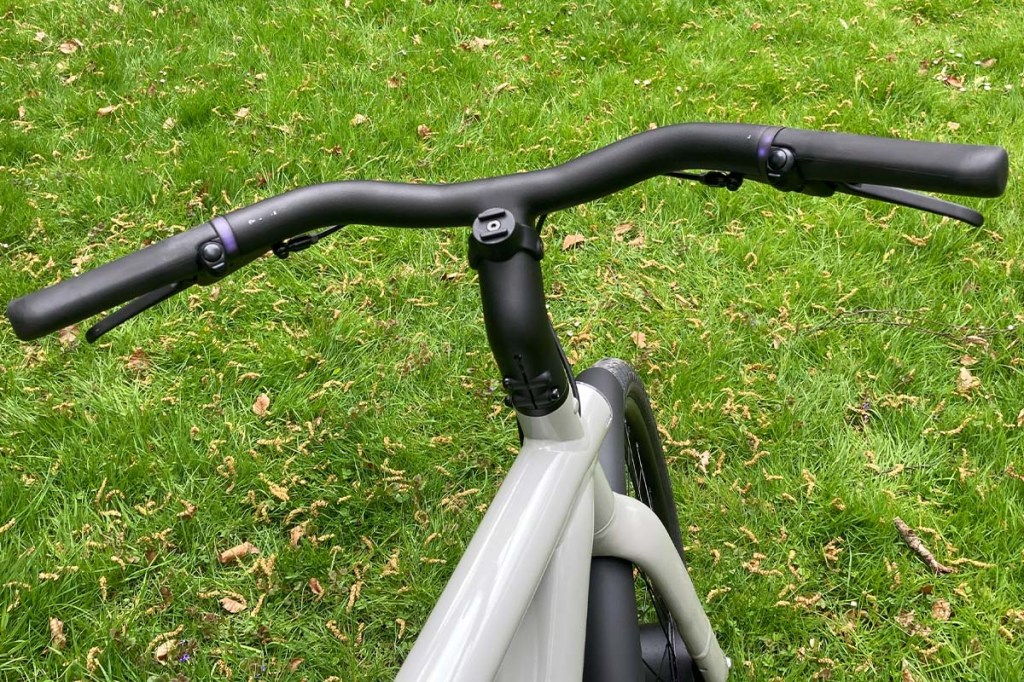 Blick auf den Lenker eines E-Bikes