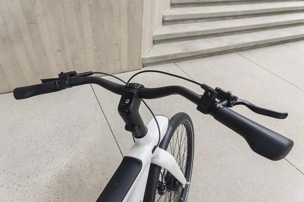 Blick von oben auf einen Fahrradlenker, das Diplay befindet sich in der Mitte