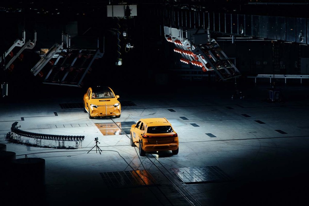 Zwei gelbe Autos, kurz bevor sie bei einem Crashtest zusammenfahren aus der Vogelperspektive