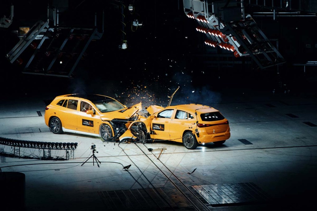 Zwei gelbe Autos nach einem Crashtest, wie sie frontal ineinander gefahren sind