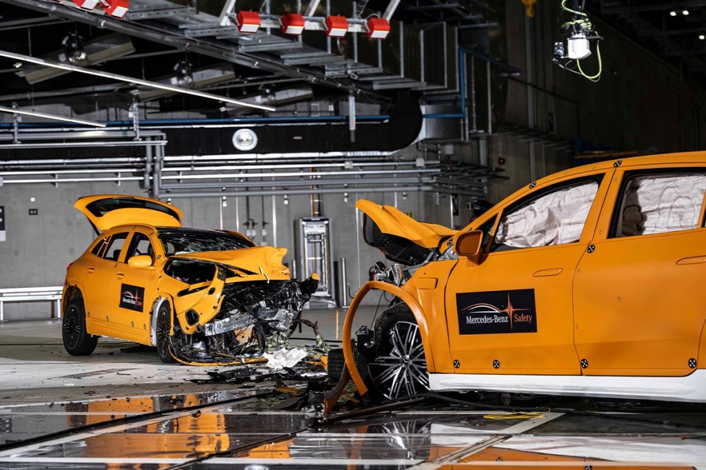 Zwei gelbe Autos nach einem Crashtest, wie sie frontal ineinander gefahren sind