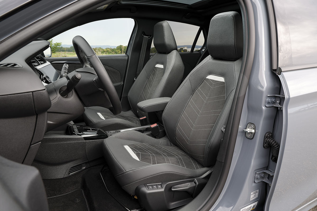 Das Cockpit beim Opel Corsa Electric aus der Sicht vom Faheresitz aus.