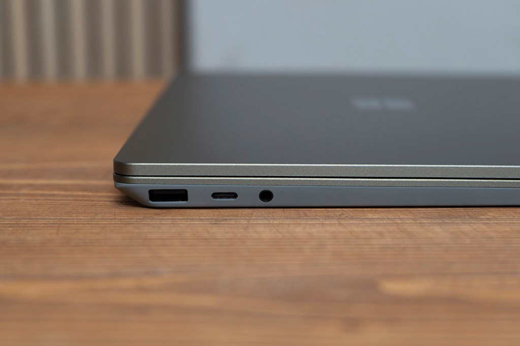 Ein USb-Typ-A und ein USB-Typ-C-Anschluss auf der Seite des Microsoft Surface Laptop Go 3.