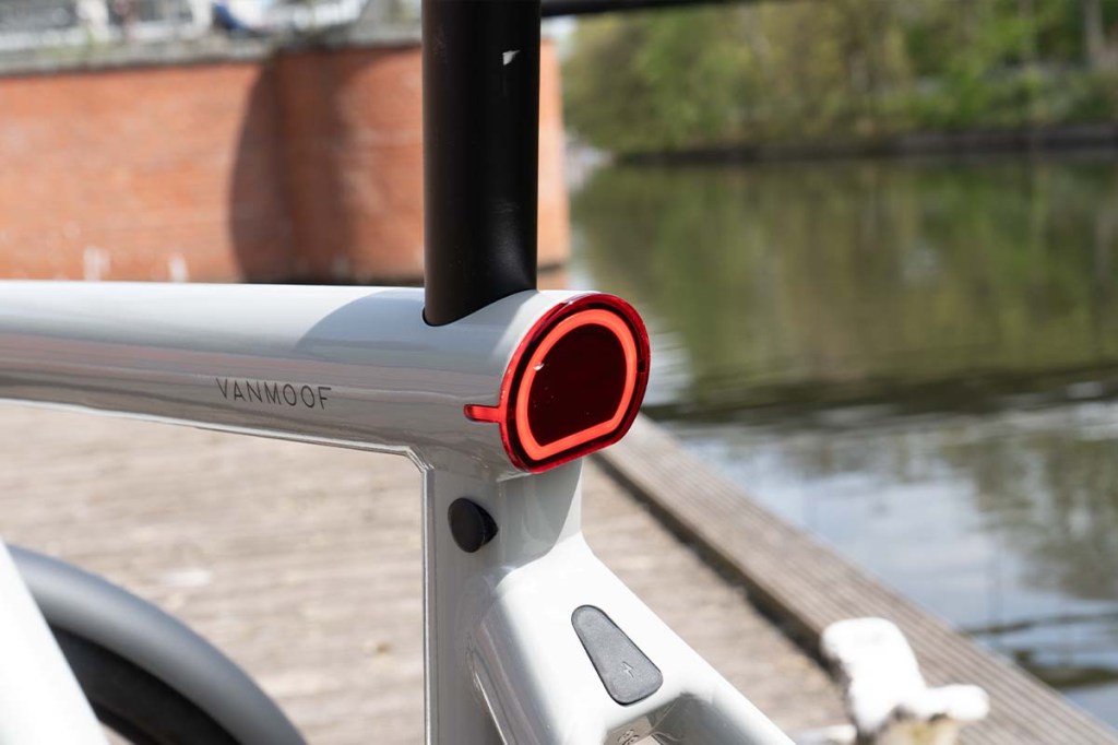 Nahaufnahme Rücklicht eines E-Bikes