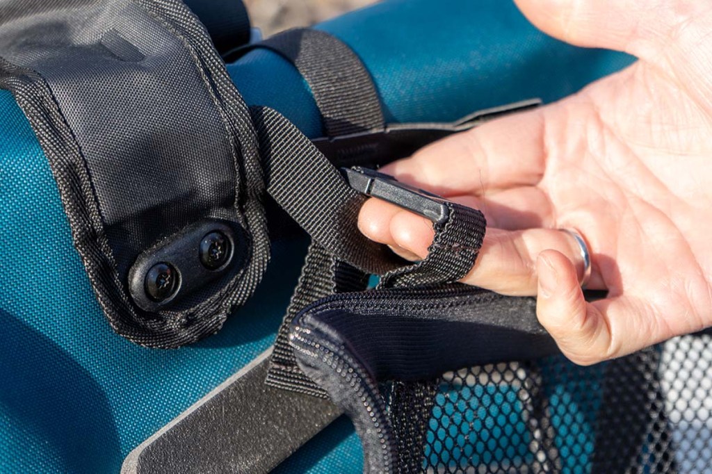 Nahaufnahme Hand hält Rucksackverschluss in der Hand