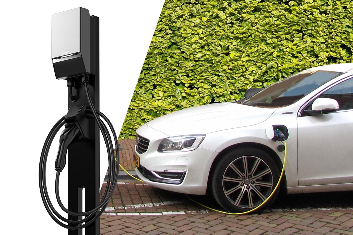 Ein zweigeteiltes Bild: links die neue EcoFlow Ladesäule "PowerPulse", rechts ein weißes E-Auto, das vor einer grünen Hecke geladen wird.