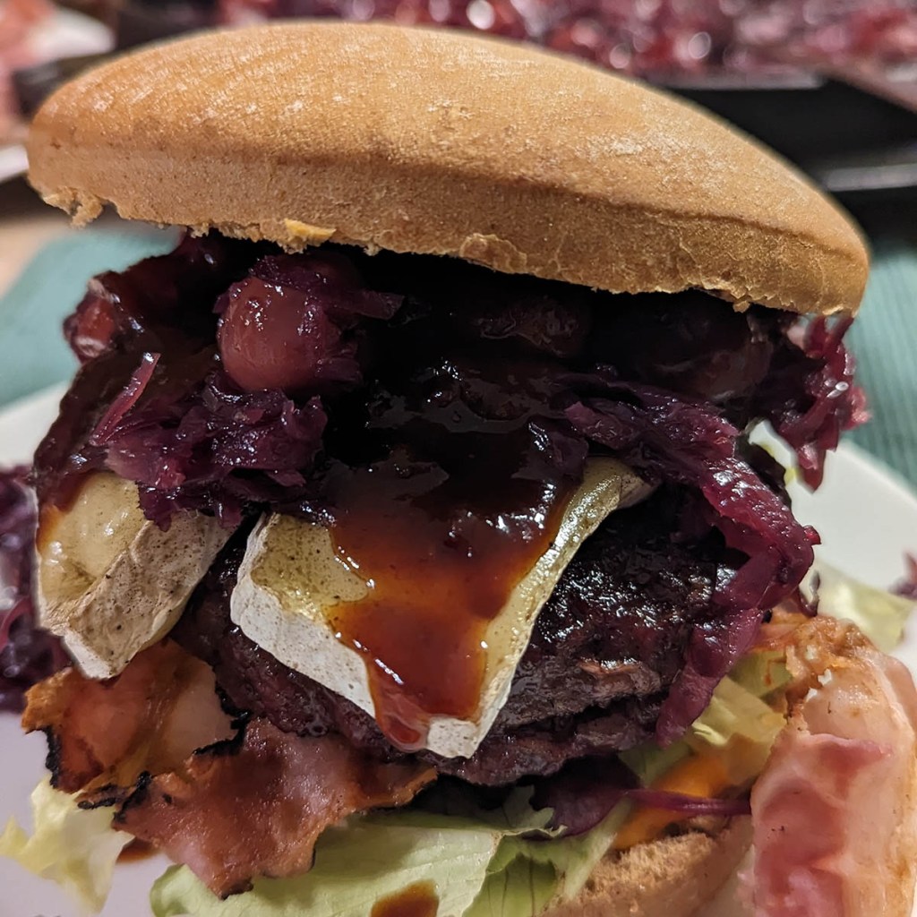 Burger mit Camenbert und Kirschrotkohl