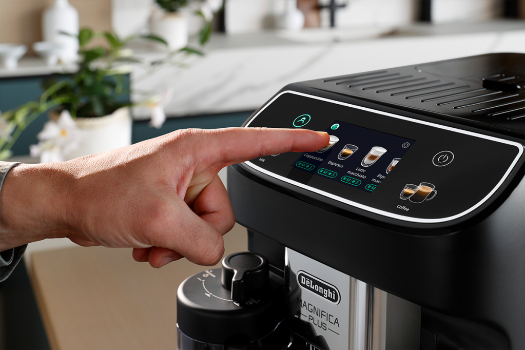 Das neue Full-Touch-Display des De'Longhi Magnifica Plus in einer Detailaufnahme.