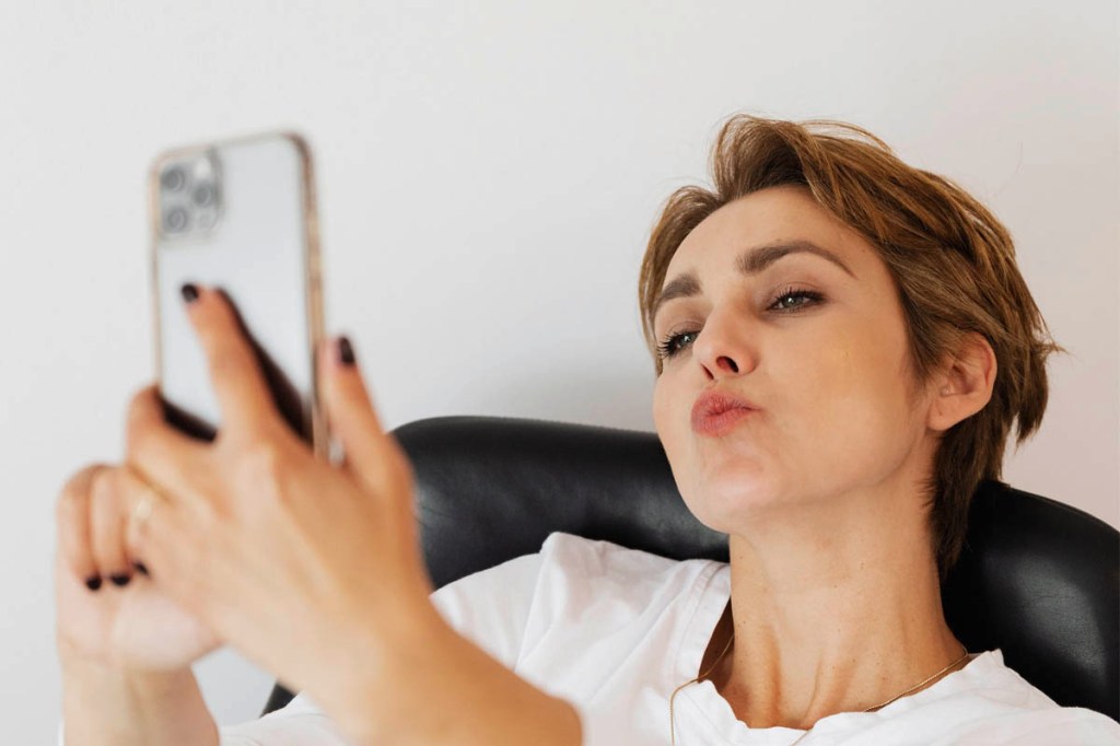 Eine Frau macht ein Selfie