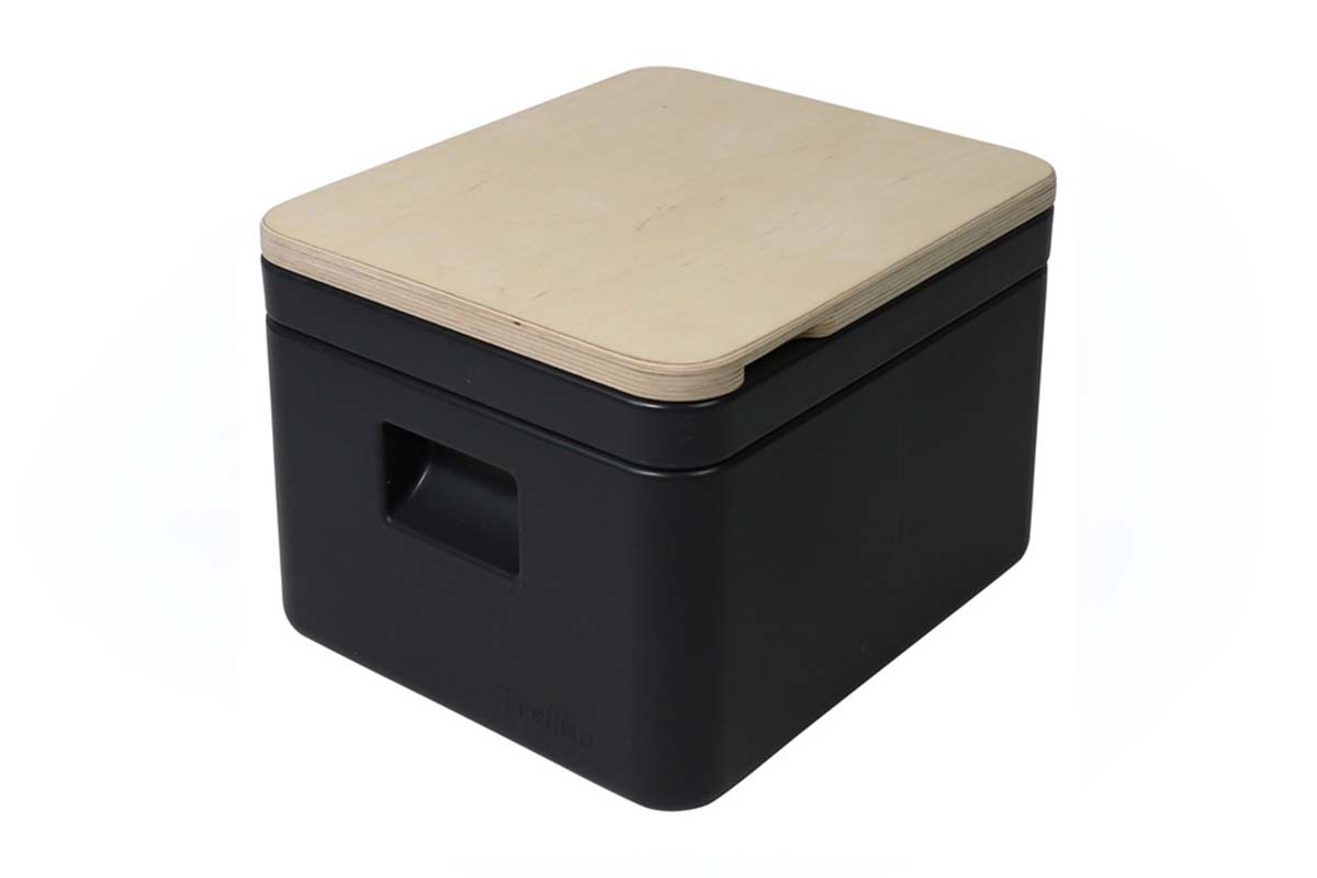 Trenntoilette, bestehend aus schwarzer Box und Holzdeckel