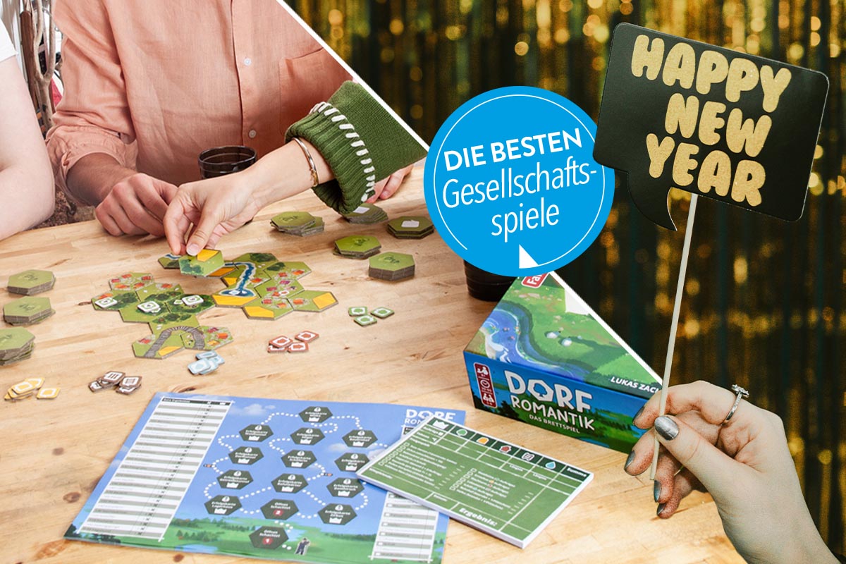 Brettspiel auf einem Tisch ausgebreitet, daneben ein Happy-New-Year-Schild