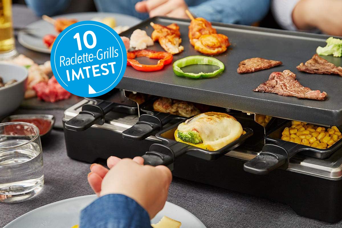 Befülltes Raclette auf einem Tisch neben Lebensmitteln.