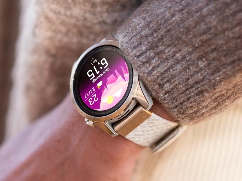 Smartwatch von Garmin an einem Handgelenk.